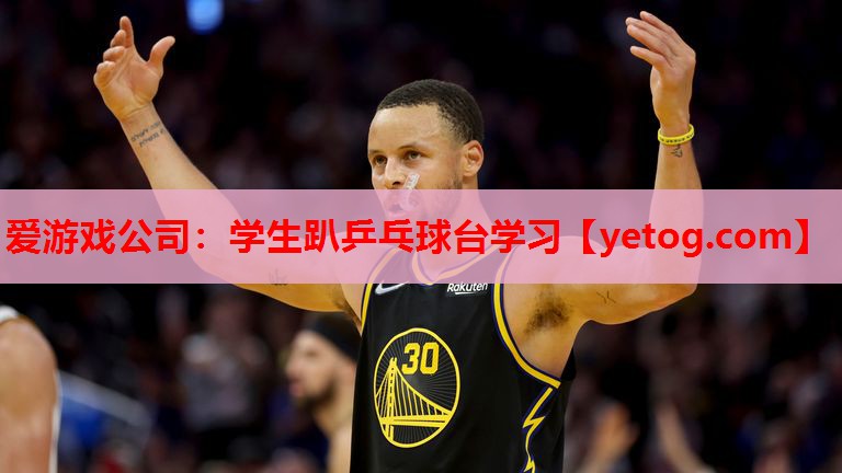 学生趴乒乓球台学习 学生趴乒乓球台学习